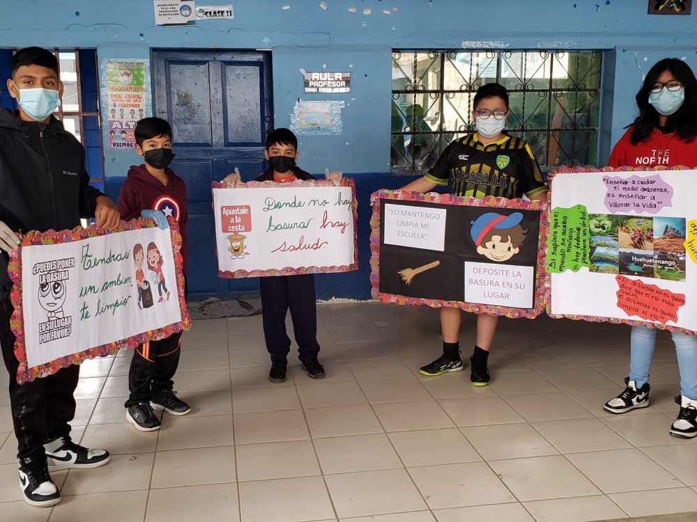 Niños se unen y trabajan para mantener limpios los alrededores de su escuela