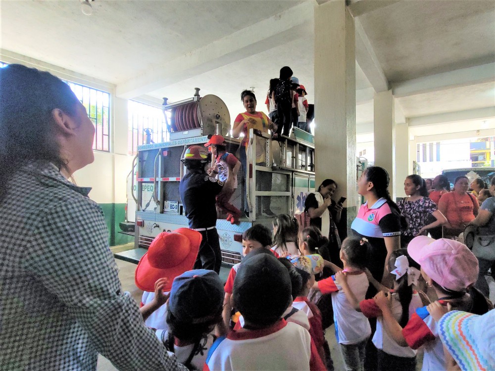Niños visitan a Bomberos en Coatepeque