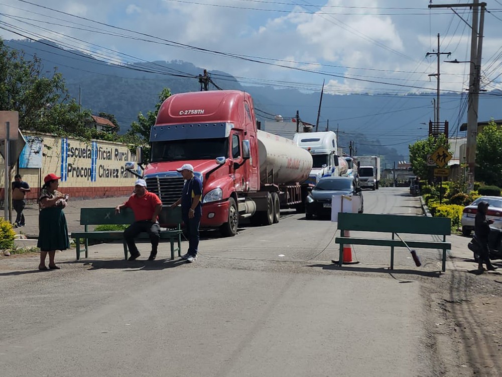 No permiten paso de vehículos con alimentos, gas propano y combustible en San Marcos 