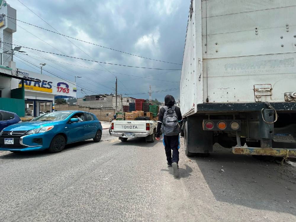 Obstáculos y suciedad en la avenida Las Américas ponen en riesgo a peatones 