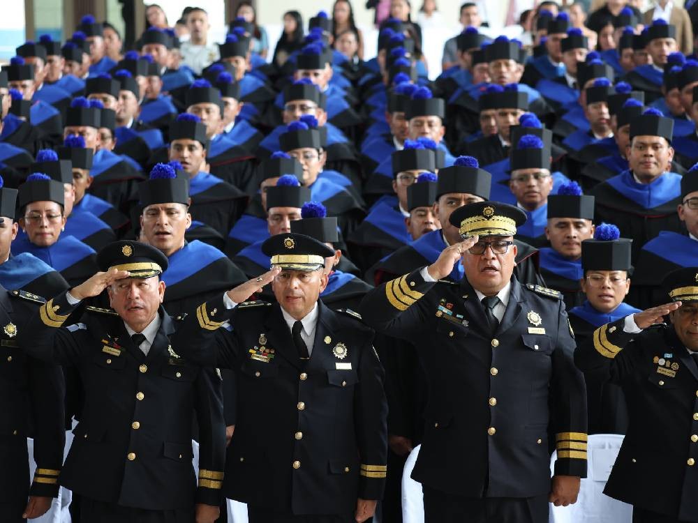 Oficiales de la PNC se gradúan como especialistas en Policía Comunitaria