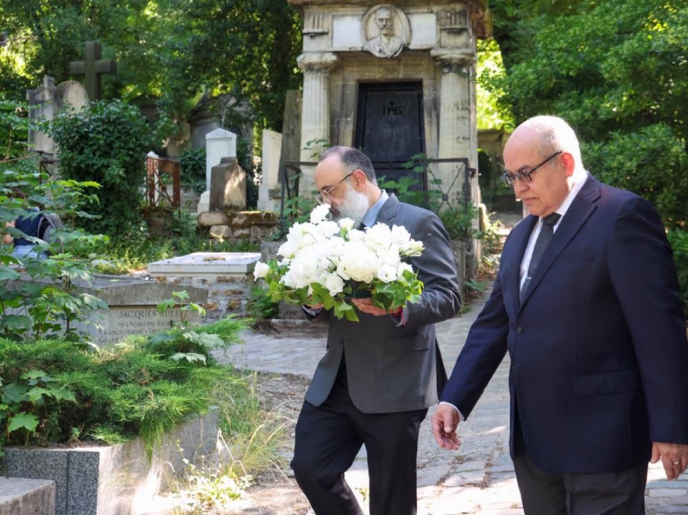  Ofrenda floral en honor a Miguel Ángel Asturias en el Père-Lachaise