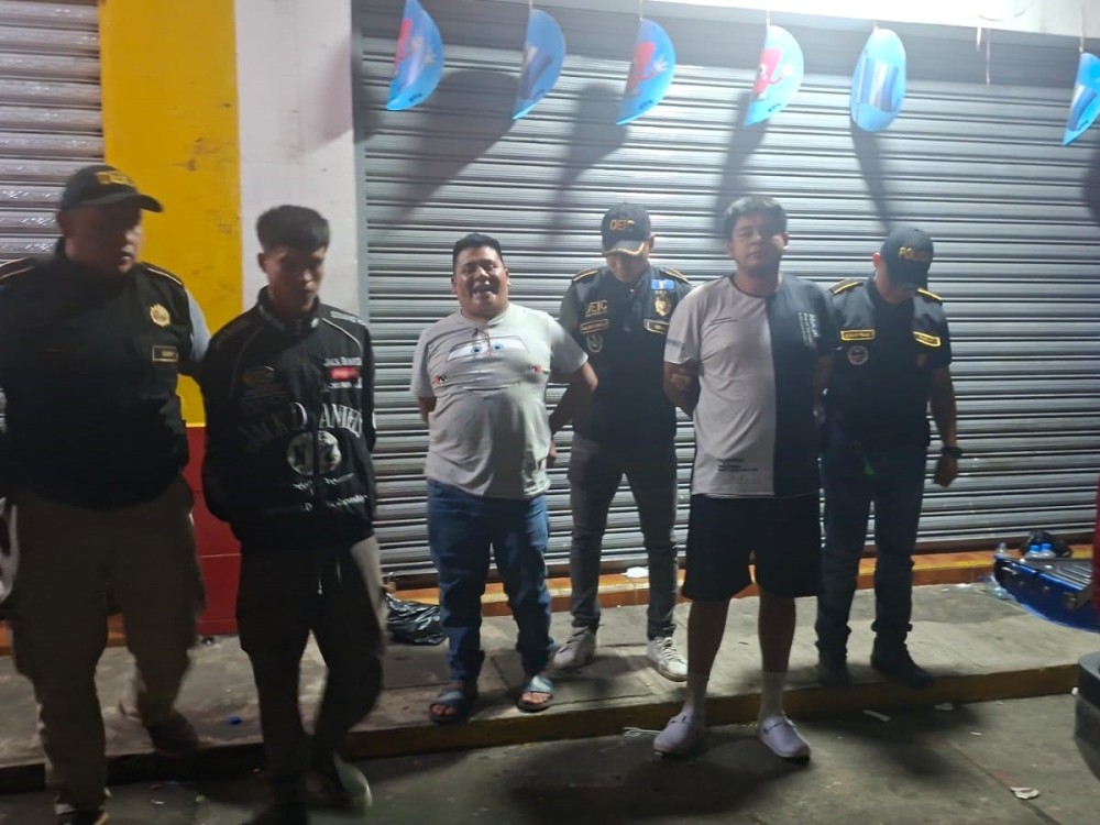 Operativo en la ruta al sur: Persecución policial desde Retalhuleu termina con tres capturados y la incautación de droga y un arma ilegal en Cuyotenango