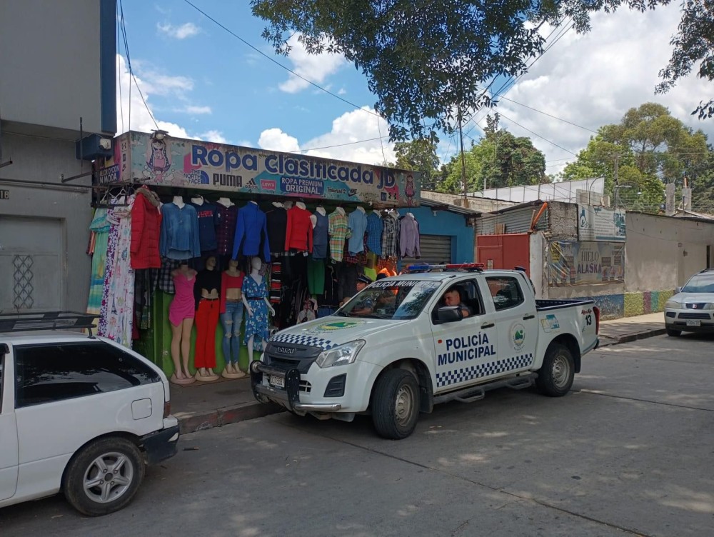 Operativos buscan liberar calles por ventas de ropa 