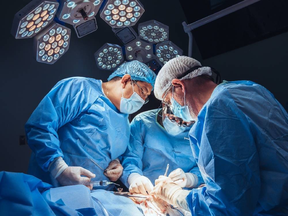 Padre dona su riñón a su hijo en el primer trasplante renal en adultos en el Hospital Roosevelt