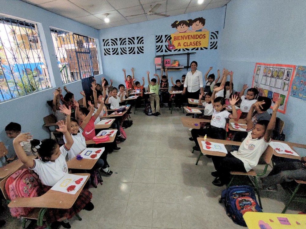 Papás y maestros se unen para reparar escritorios en mal estado y que sean utilizados para los alumnos