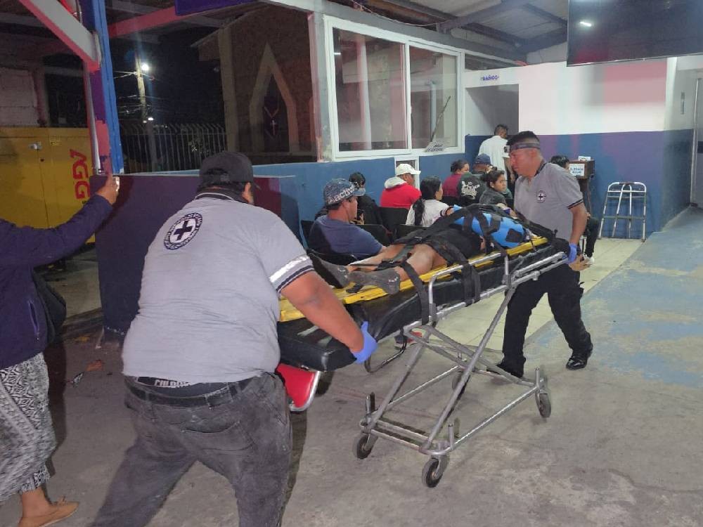 Pareja de adolescentes sobrevive tras caer con su motocicleta desde un puente en Chicacao