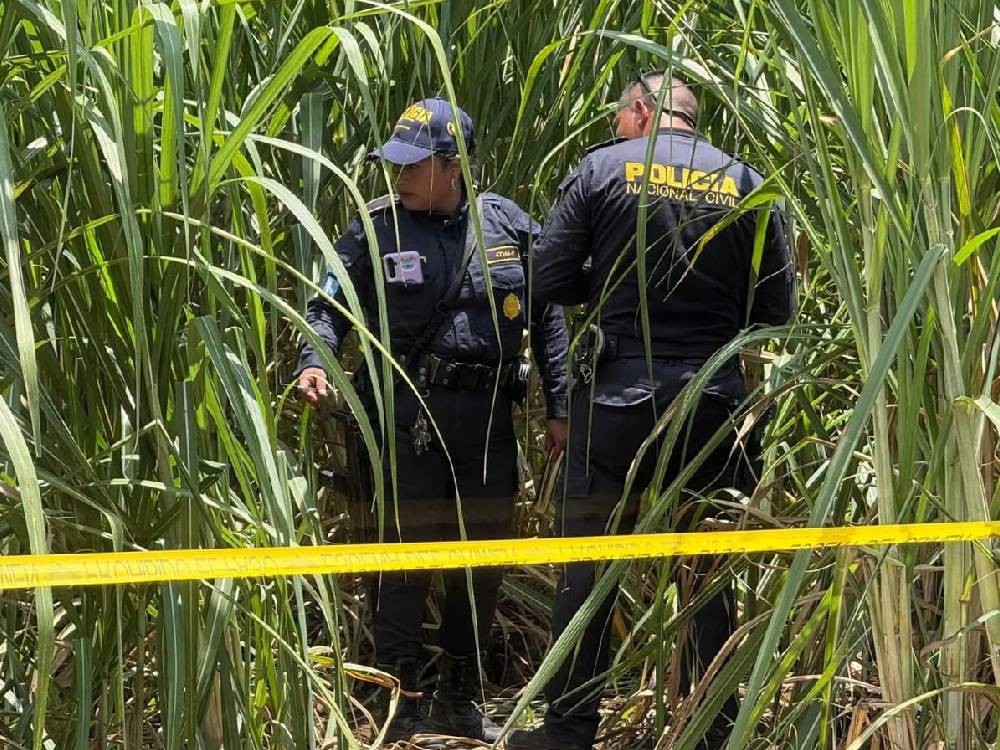 Pareja es localizada sin vida y con señales de violencia en Retalhuleu; bebé de dos años es hallado junto a los cadáveres