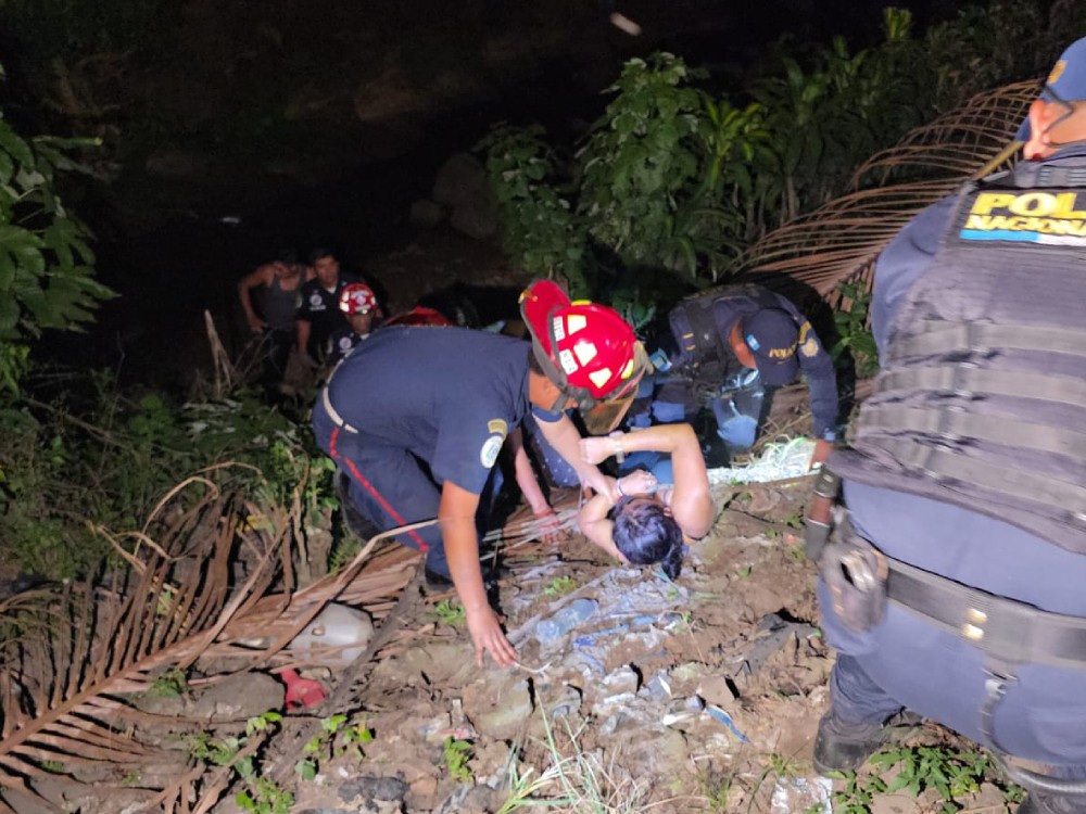 Pareja se salva de morir tras caer con su motocicleta de un puente en Cuyotenango