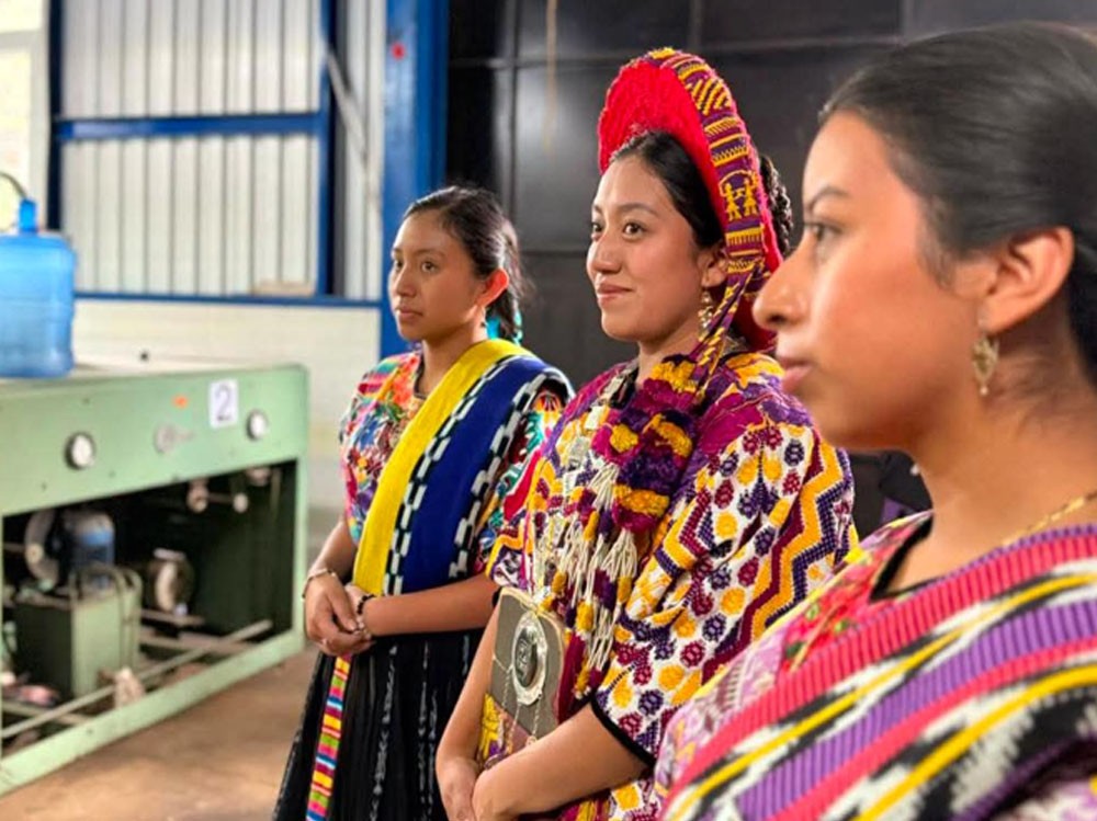 Participantes de Umial Tinimit conocen el proceso detrás de los hilos textiles