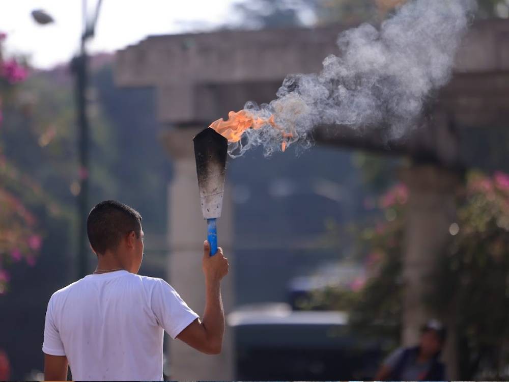 Patria limpia, patria digna: El rastro de basura que empaña el fervor de las antorchas