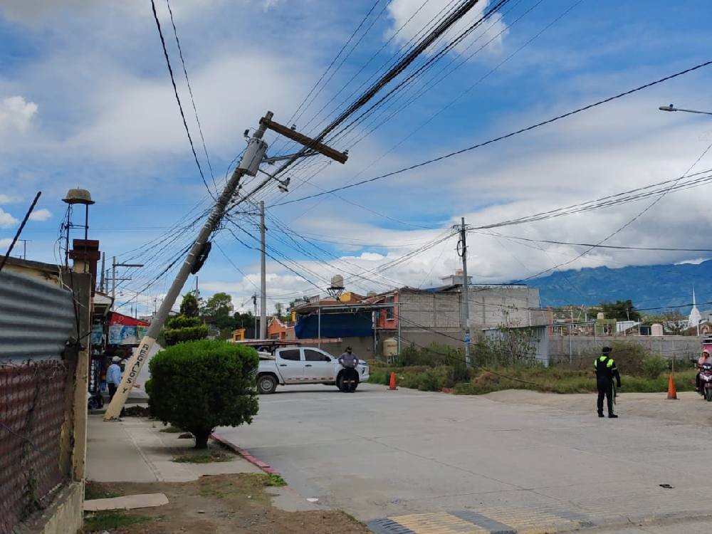 Percance provocado por tráiler dejó sin energía eléctrica a miles de usuarios