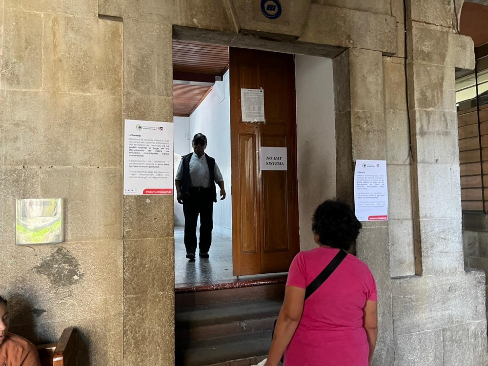 Persisten problemas para pagos municipales de Xela