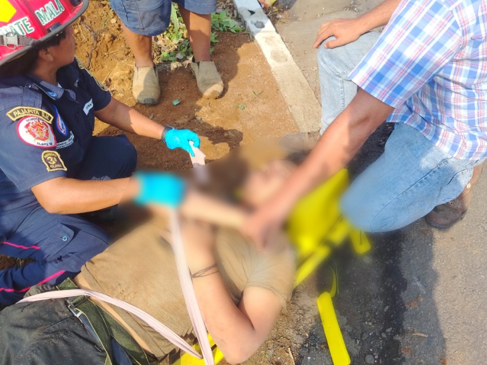 Persona cae a fosa de aguas pluviales; hecho provoca accidente de tránsito