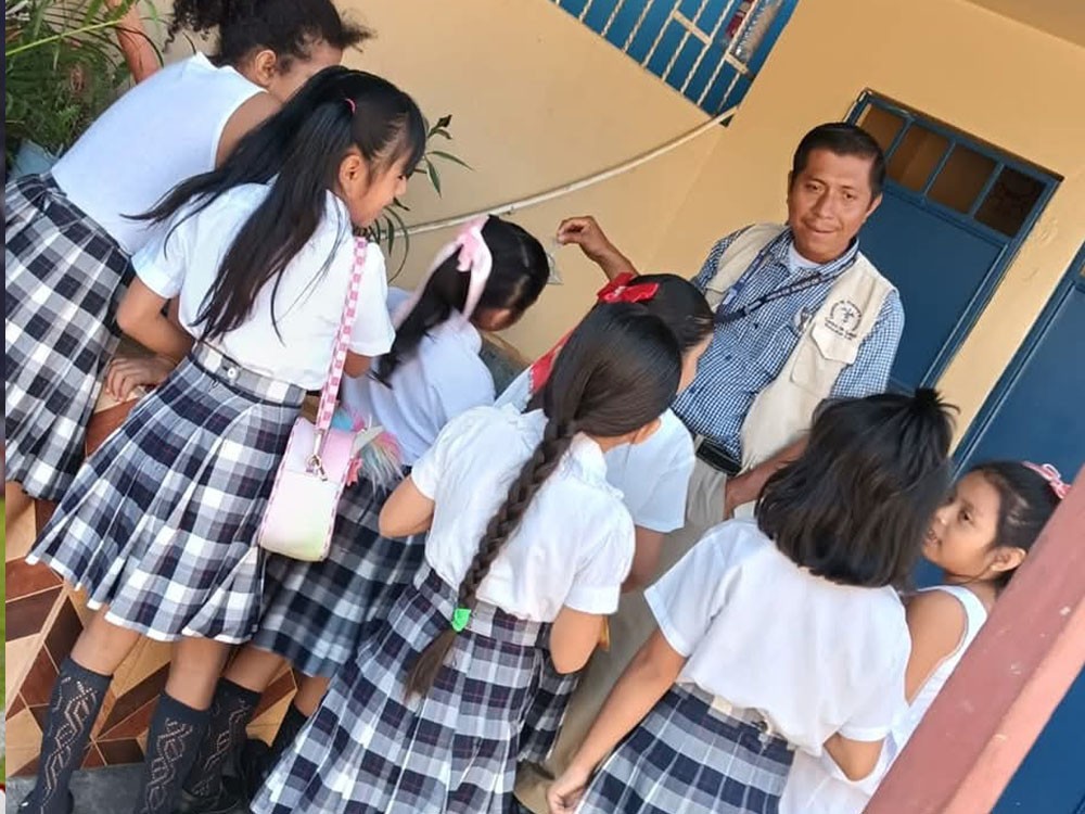 Personal de salud visita escuelas de Malacatán para prevenir el dengue mediante el método VELITA