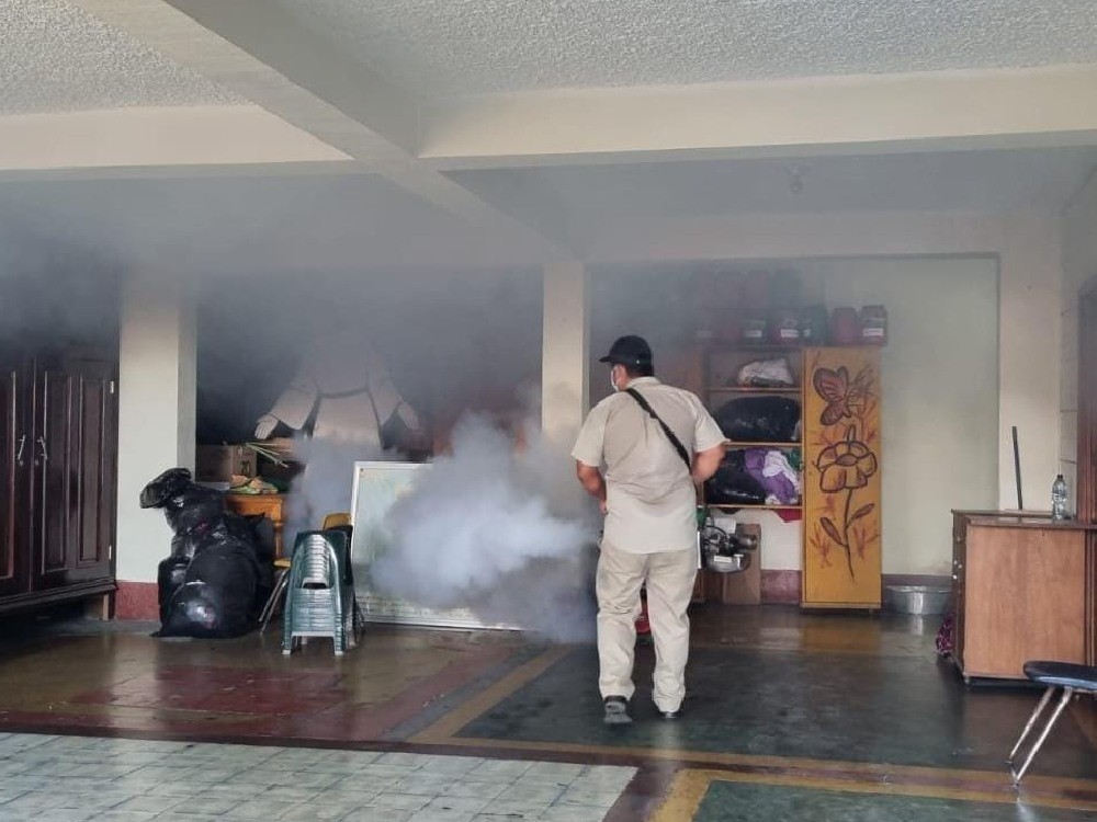 Personal de salud visita hogares para prevenir el dengue