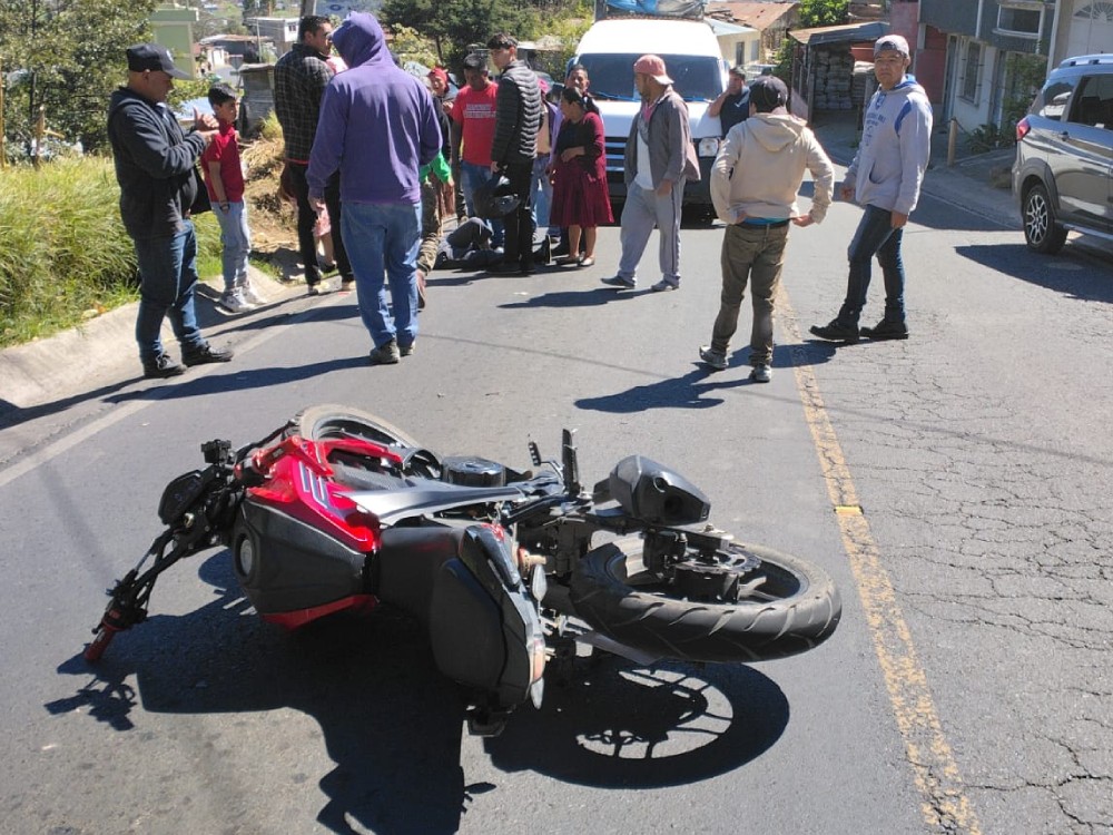 Personas que se conducían en motocicleta resultan atropelladas