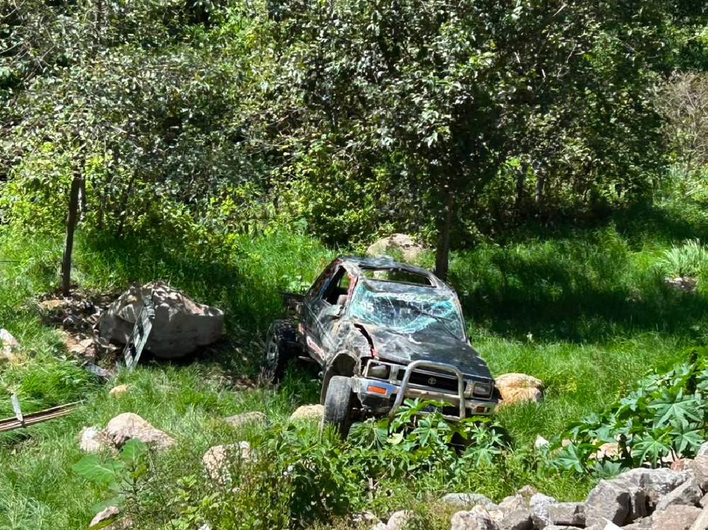 Picop cae a barranco de 50 metros en Tajumulco; varias personas resultan heridas