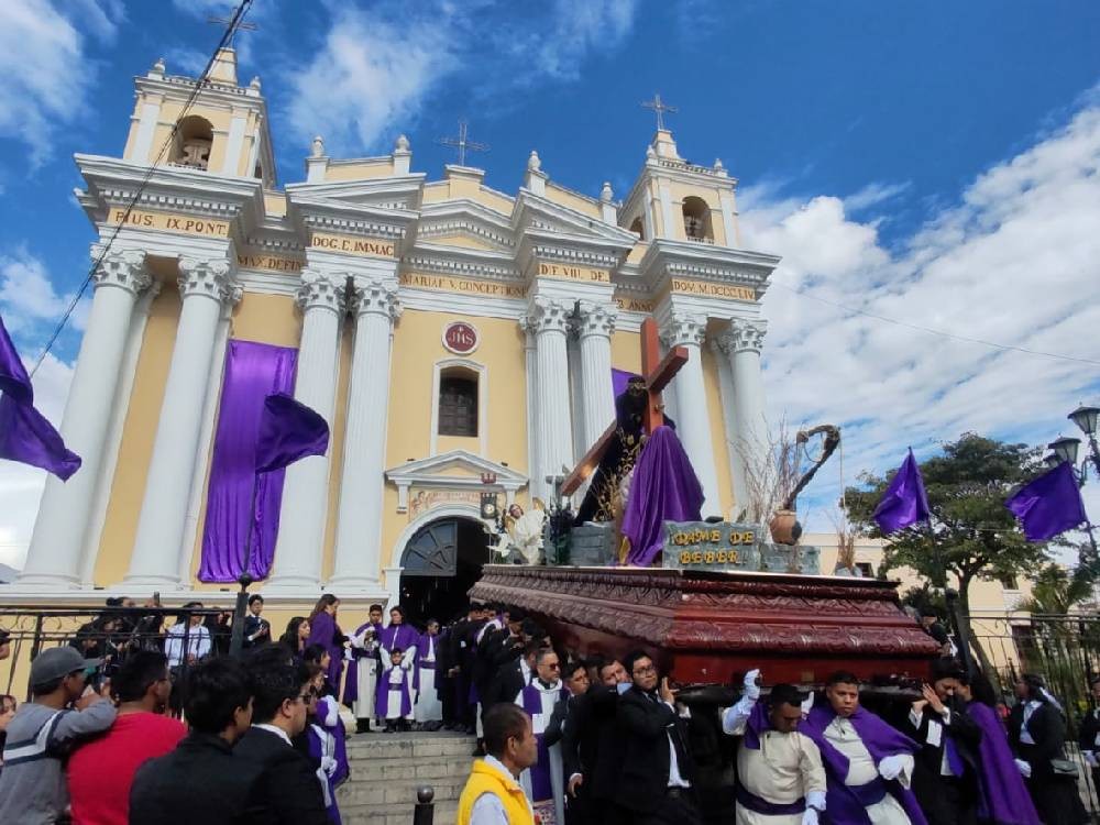 Piden por la paz durante cortejo procesional 