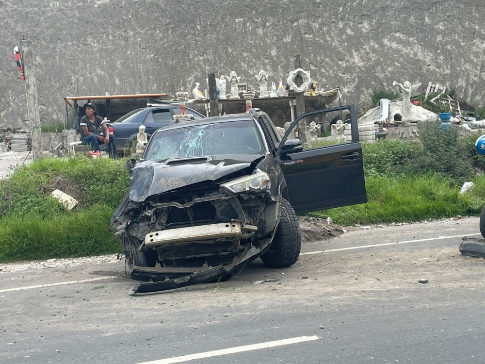 Pierde el control y colisiona contra poste en el Periférico Los Altos, Quetzaltenango