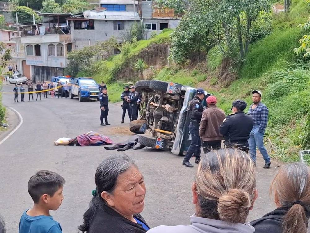 Pierden la vida tras salir expulsados de vehículo que volcó