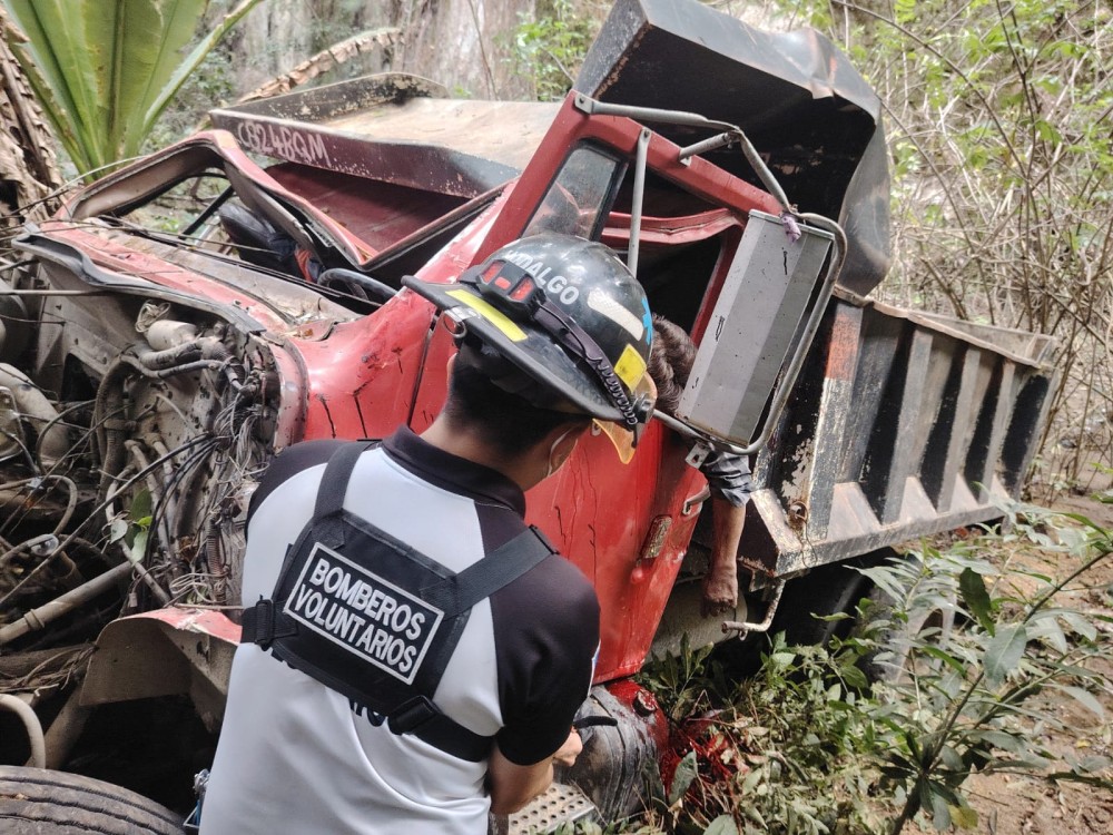 Piloto de camión muere al caer a barranco
