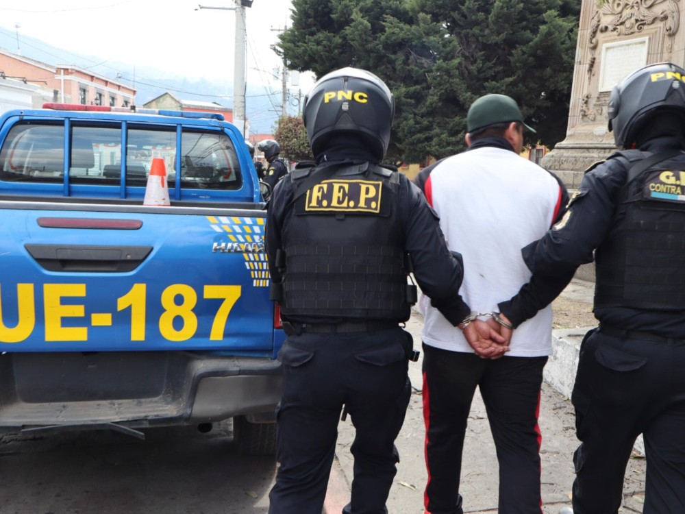 Piloto de microbús urbano es capturado en Xela por poseer marihuana