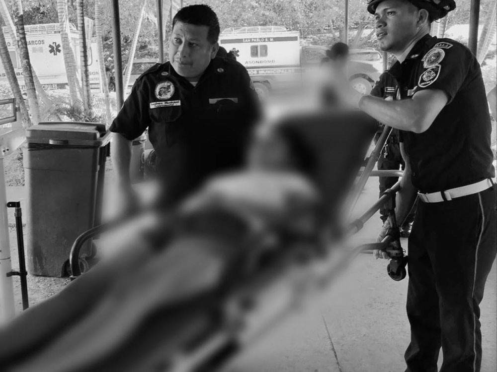 Piloto de motocicleta atropella a varias personas