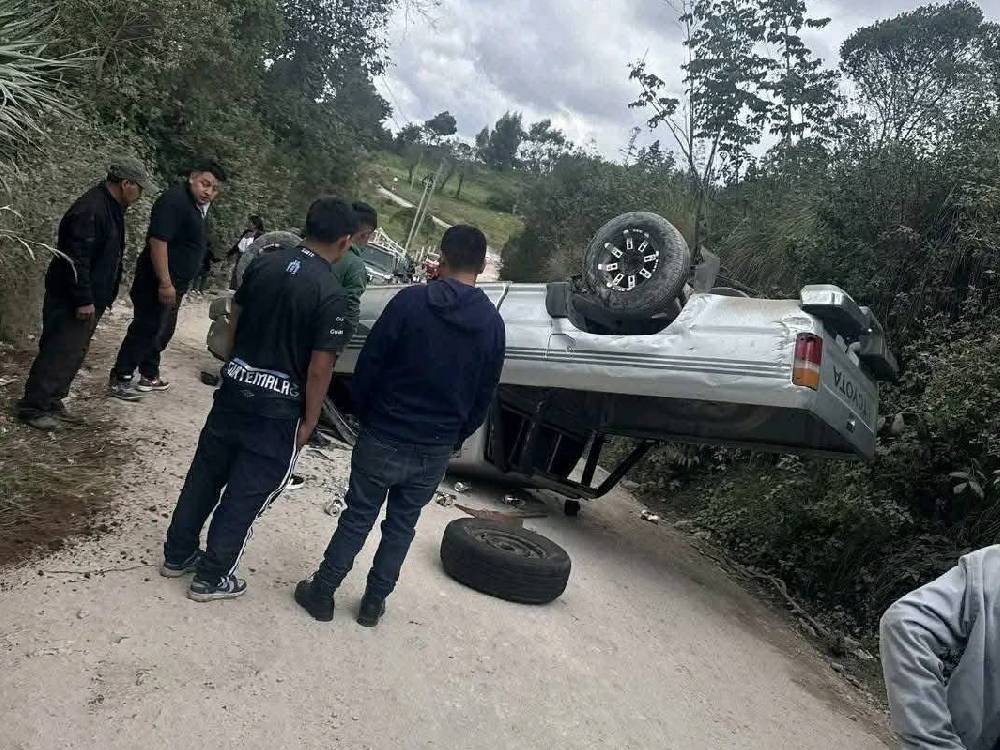 Piloto de picop resulta herido tras volcar en carretera