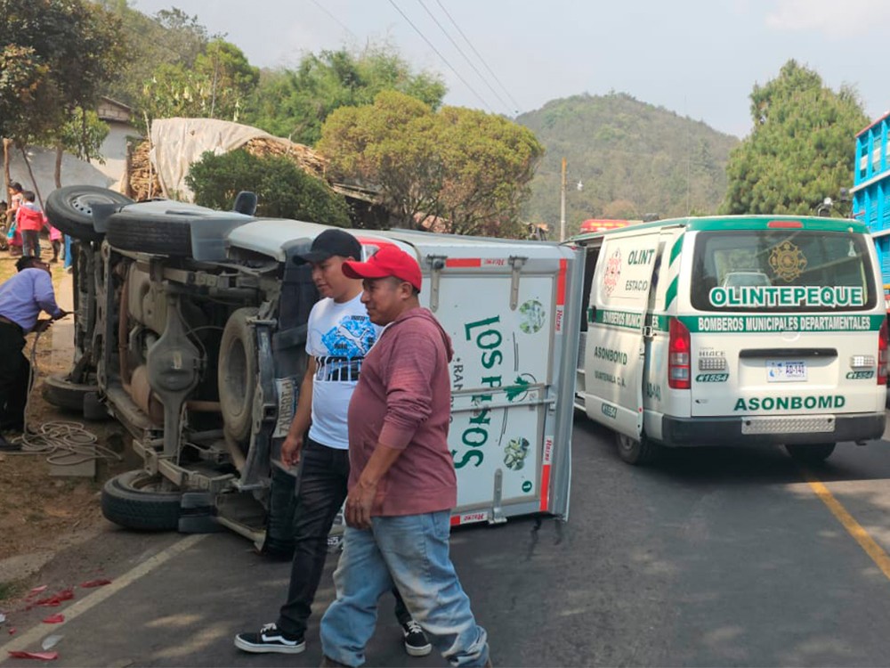 Piloto de picop vuelca al evitar atropellar a un perro 