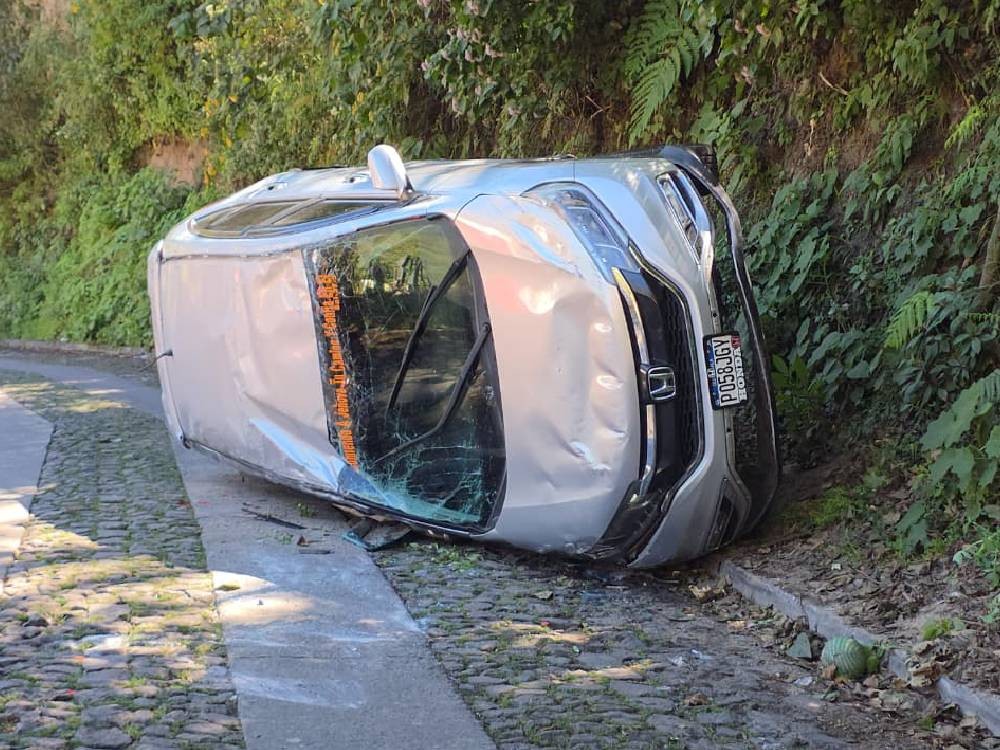 Piloto de vehículo resulta herido tras volcar 