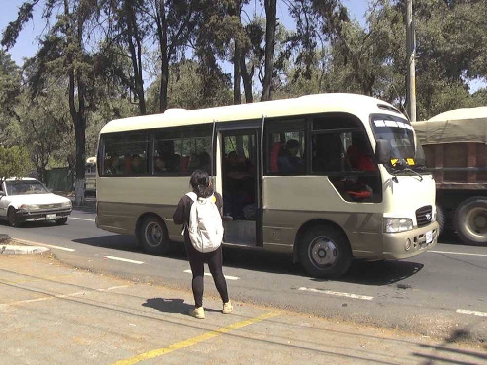 Piloto fue agredido por no dejar abordar a carteristas a un bus 