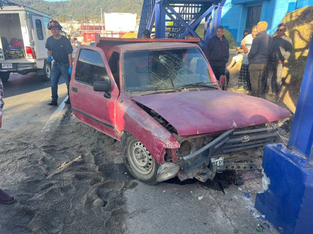 Piloto queda atrapado tras colisionar con pasarela