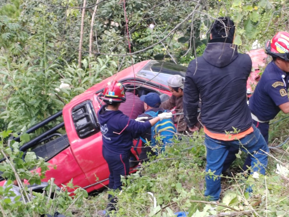 Piloto es rescatado tras caer a barranco en San Marcos