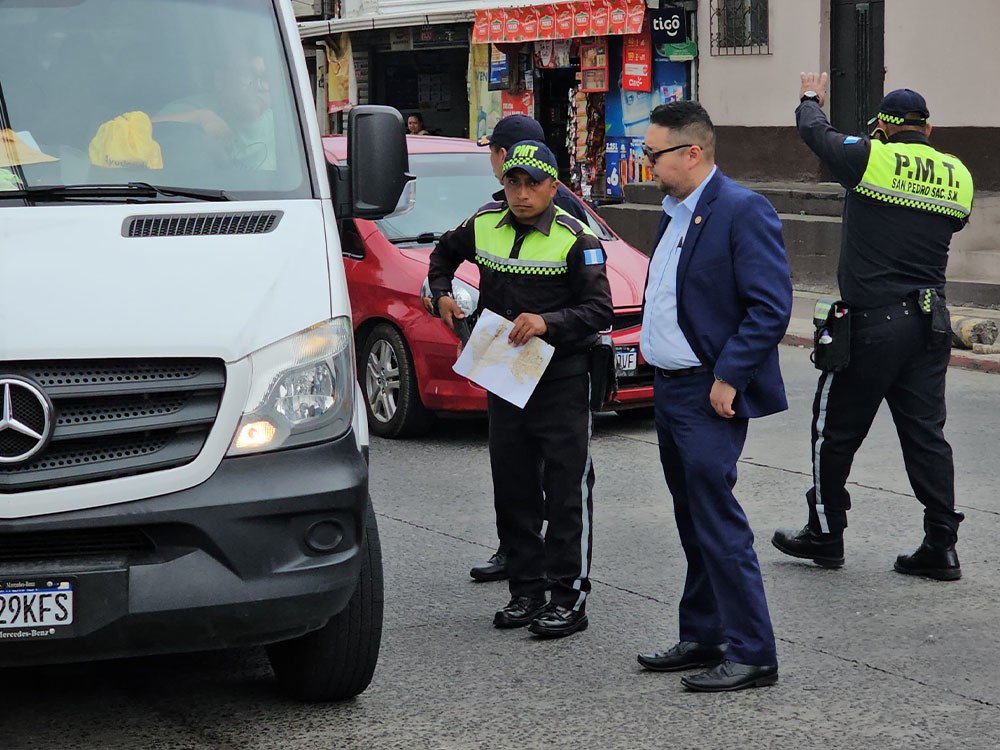 Pilotos de microbuses son sancionados al llevar unidades polarizadas 