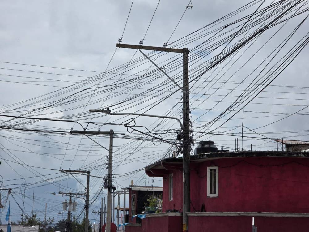 Pilotos en estado de ebriedad causan daños a los postes del tendido eléctrico