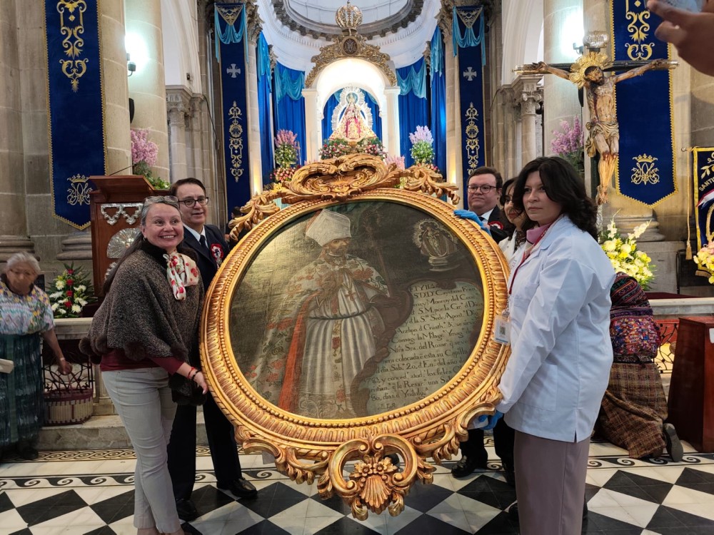 Pintura histórica de la consagración de la Virgen del Rosario es restaurada y retorna a la Catedral de Los Altos