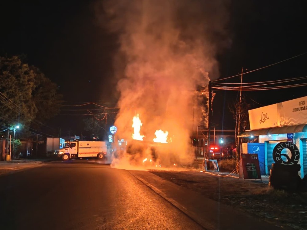 Pipa de combustible prende en llamas tras colisionar con vehículo en Colomba Costa Cuca