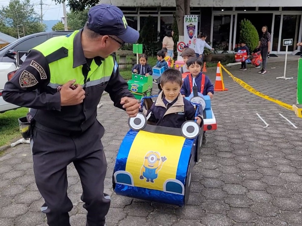 PMT de San Pedro Sacatepéquez difunde educación vial con niños