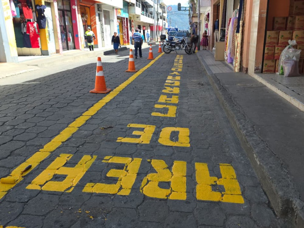 PMT pinta áreas de carga y descarga en San Pedro Sacatepéquez para ordenar el estacionamiento