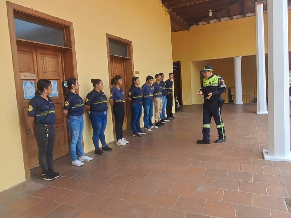 PMT presenta a 10 servidores cívicos que impartirán charlas de educación vial en Mazatenango