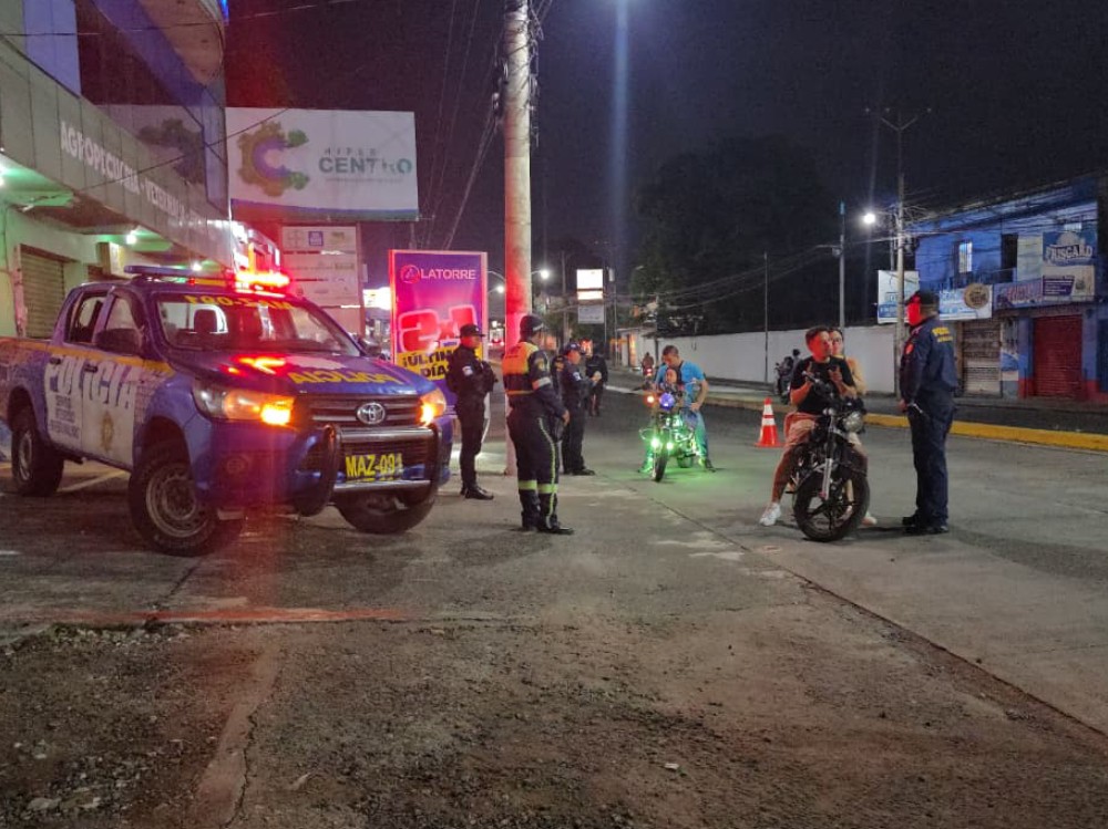 PMT y PNC intensifican operativos de tránsito en Mazatenango para reducir accidentes y evitar sobrecargas