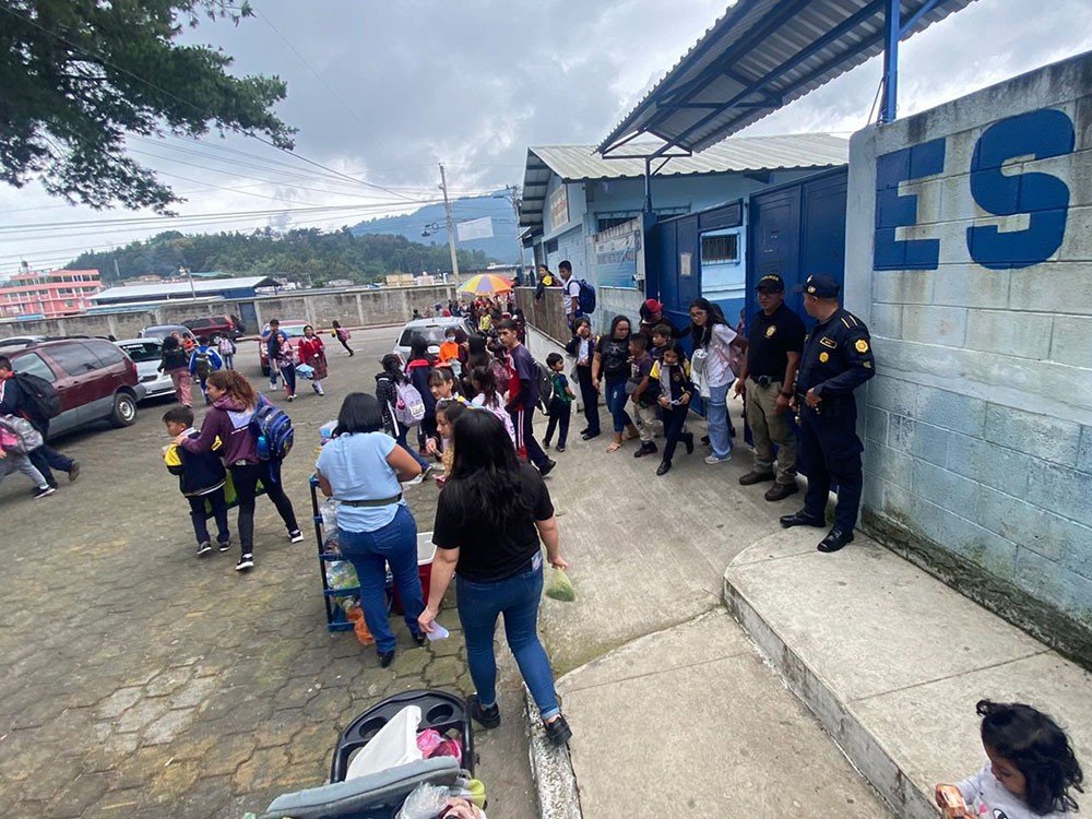 PNC  brinda seguridad a las afueras de centros educativos