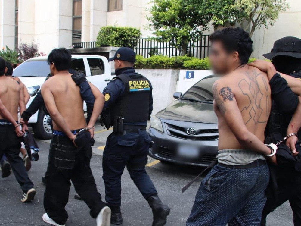 PNC captura a ocho presuntos integrantes del Barrio 18 con marihuana y municiones para fusil