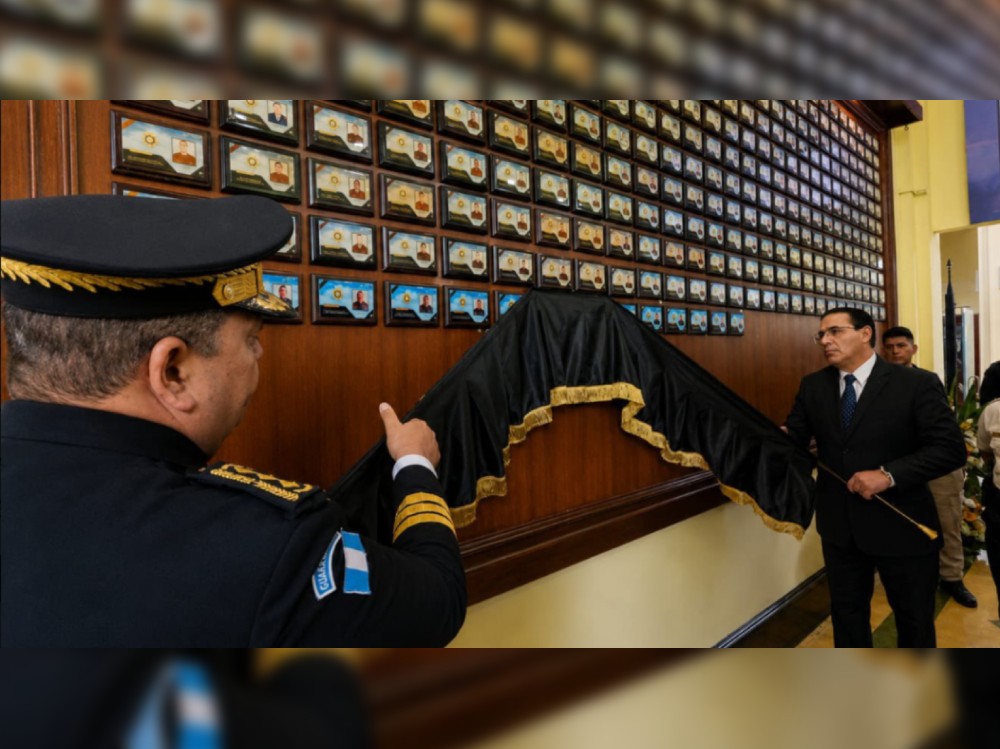 PNC devela placas en honor a 19 agentes caídos 