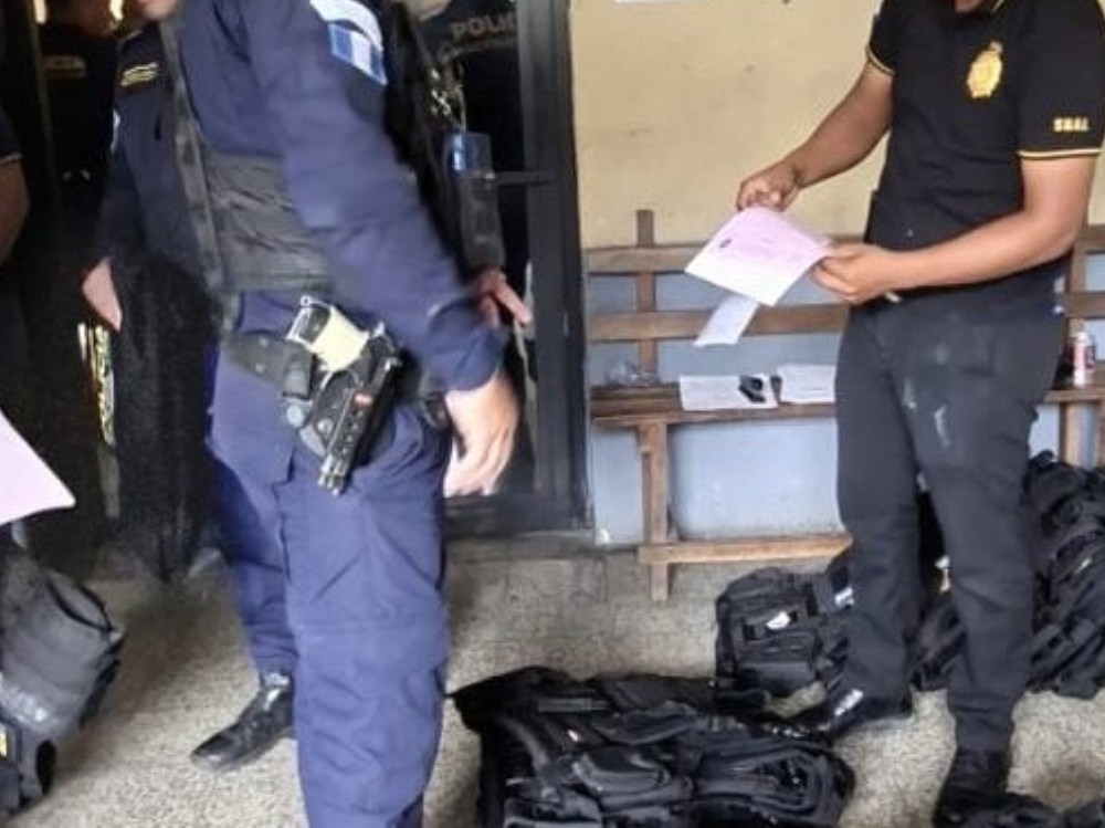 PNC entrega chalecos antibalas a agentes de Santa Rosa