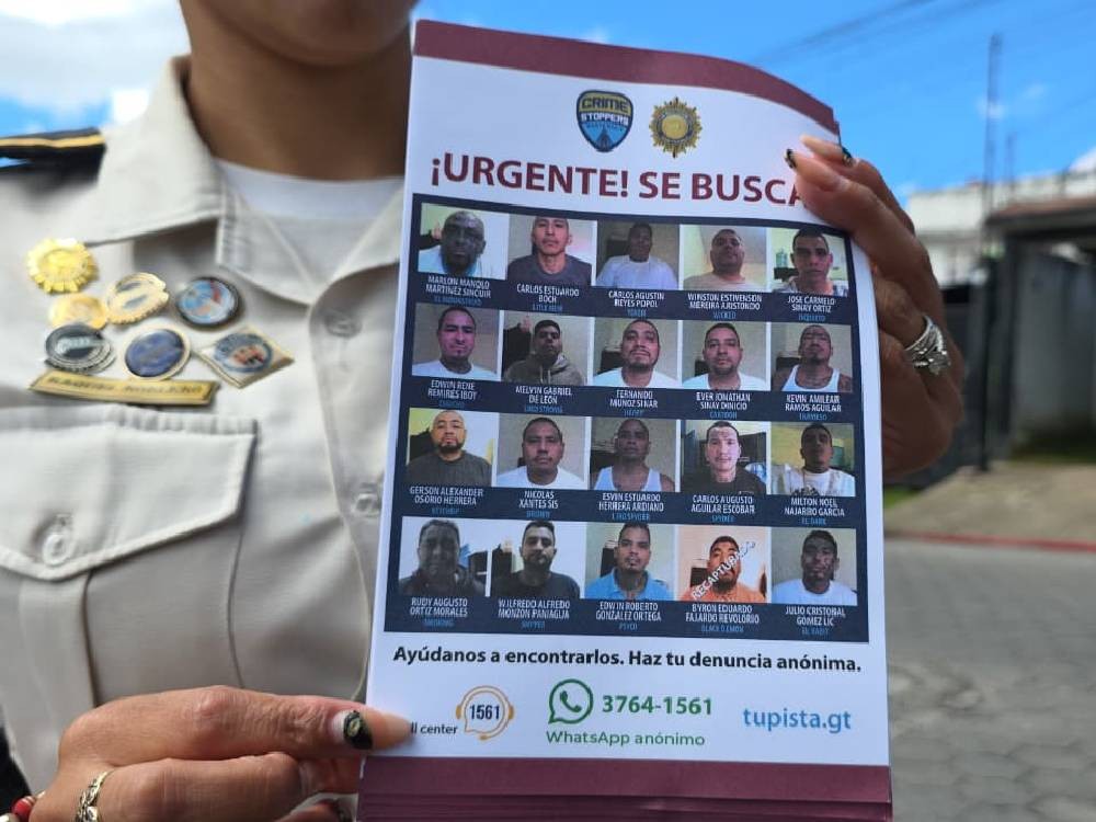 PNC entrega volantes a la población con fotos e información de reos fugados