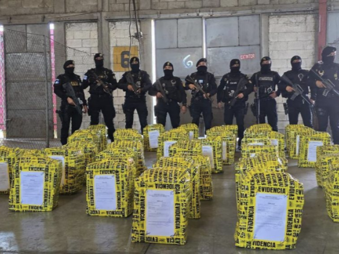 PNC incauta más de mil paquetes de presunta droga en contenedores en Puerto Quetzal