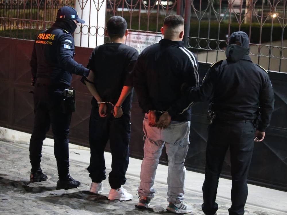 PNC intercepta a dos mareros 18 con fusil, pistola y chaleco antibalas en Quetzaltenango