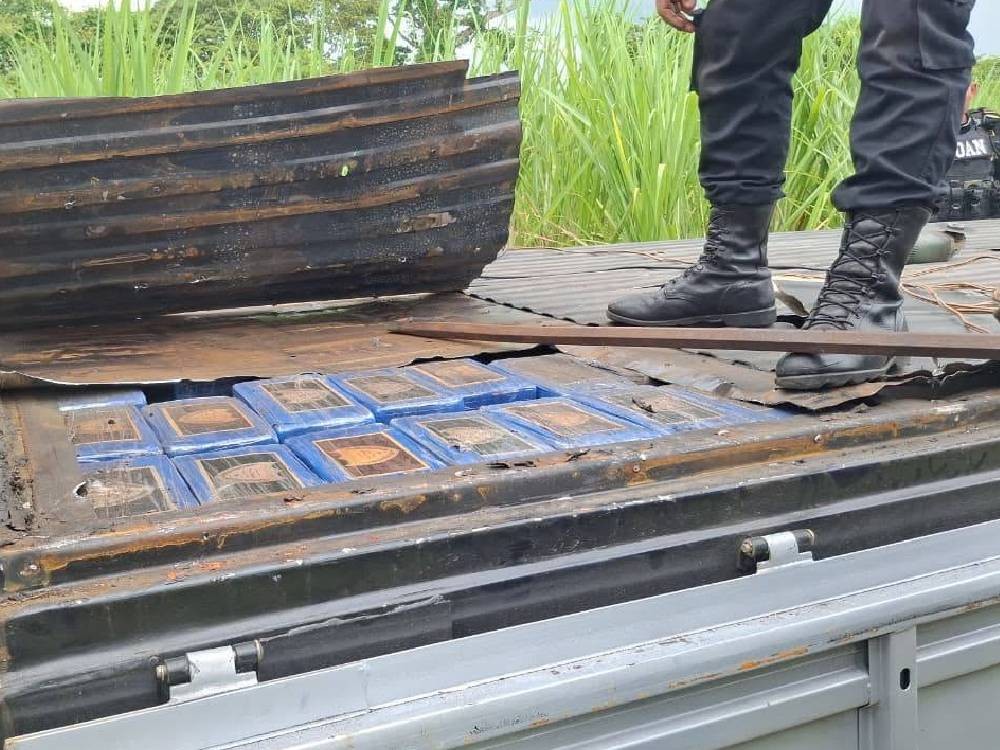 PNC localiza camión con doble fondo y posible ilícito en Retalhuleu durante operativo antinarcótico